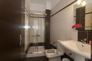 Koupelna v ubytování Siarbas Hotel + 35 fotografií