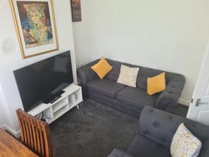 Galeriebild der Unterkunft L & J ESCAPES-4 BEDROOMs SUITABLE FOR CONTRACTORS AND FAMILIES- LARGE PRIVATE PARKING-10 MINUTES TO M6 JUNCTION 9 in Coseley