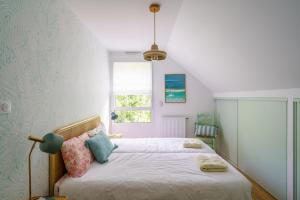 un dormitorio con una cama y una ventana en Ti Armor - Maison à 200m de la plage, en Bénodet