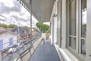 a balcony with a view of a street at Le Banc de Sable - A 5 min de la plage in Arcachon
