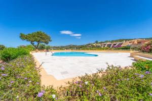 una piscina immersa in un giardino fiorito di Villa sul Golfo del Pevero con accesso a mare a Porto Cervo