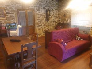 ein Wohnzimmer mit Sofa und Tisch in der Unterkunft Casa Vacacional Familia Ferro in Cartelle