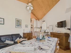 Et tv og/eller underholdning på Maison proche de la mer avec jardin pour 4