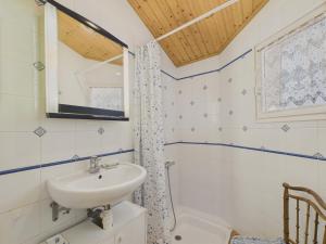 Et badeværelse på Maison proche de la mer avec jardin pour 4 + 15 billeder