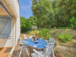 En have udenfor Maison proche de la mer avec jardin pour 4