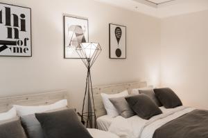 une chambre avec deux lits et un lampadaire dans l'établissement Seoul Station Sky Lounge House, à Séoul