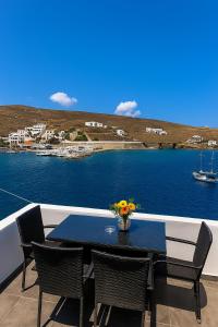 Una mesa y sillas en un balcón con vista al agua. en Alos Seafront Gem - Loutra Seaview Escape, en Loutra 11 fotos más