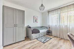 a bedroom with a bed and a window at Elegantes 2 Zimmer Apartment Top Lage in Bruchsal