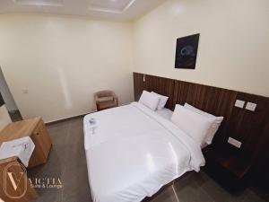 Postel nebo postele na pokoji v ubytování Victia Suite and Lounge
