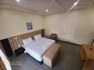 Postel nebo postele na pokoji v ubytování Victia Suite and Lounge