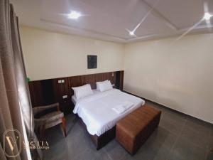 Postel nebo postele na pokoji v ubytování Victia Suite and Lounge