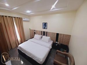 Postel nebo postele na pokoji v ubytování Victia Suite and Lounge