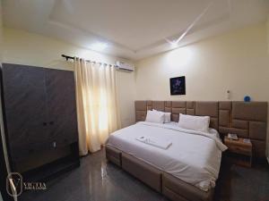 Postel nebo postele na pokoji v ubytování Victia Suite and Lounge