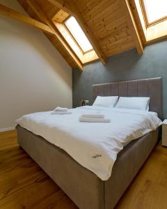 Un pat sau paturi într-o cameră la Nadesa - Mountain View Villas