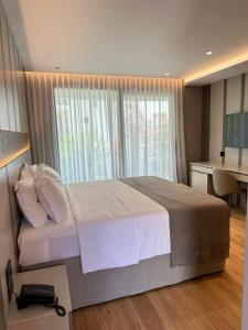 Postel nebo postele na pokoji v ubytování Buzë Boutique Hotel