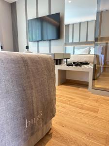 TV a/nebo společenská místnost v ubytování Buzë Boutique Hotel