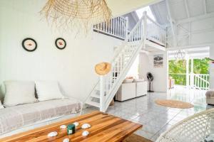 una sala de estar con un sofá y una mesa en Villa Douce, en Saint-François 23 fotos más