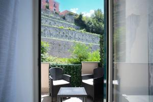 een kamer met een raam met stoelen en een tafel bij Nonna Anna in Castellammare di Stabia