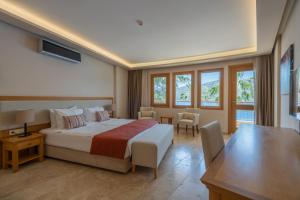 una stanza d'albergo con un letto, un tavolo e delle sedie di Loryma Luxury Hotel Bozburun a Bozburun