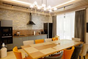 a kitchen and dining room with a table and chairs at Budz Карпати in Bukovel