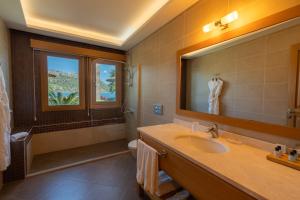 un bagno con lavandino e specchio di Loryma Luxury Hotel Bozburun a Bozburun Altre 74 foto