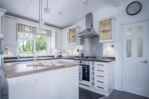 Kuchyň nebo kuchyňský kout v ubytování 1 Manor Lodge - 3 Bedroom Lodge - Pendine