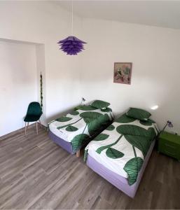 Zimmer mit 2 Betten und einer lila Decke in der Unterkunft Town House in Old Village Ador, Ganda with big roof terrace with seaview in Ador + 32 Fotos