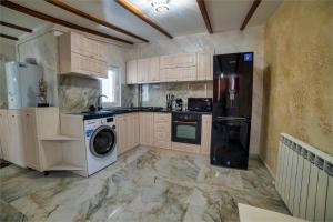 una cocina con refrigerador y lavadora y secadora en Răsărit la Mare, en Constanţa