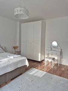 a bedroom with a bed and a desk with a mirror at Apartament Pod Kamienną Bramą in Chojnice