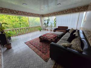 una sala de estar con un sofá y una mesa en Heaven apartment, en Gabala 4 fotos más
