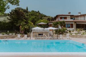Bazén v ubytování Villa Gelso park and private pool, lake view, ac, nebo v jeho okolí