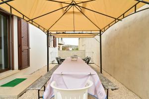 a table with a tent on a patio at Casa Spaziosa in Bari Sardo