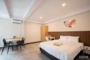 Postel nebo postele na pokoji v ubytování Cove Rumaya + 16 fotografií