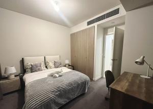 Rúm í herbergi á Stylish 1BR suite with City-view & Balcony