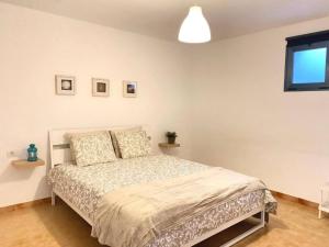 ein Schlafzimmer mit einem Bett und einem Fenster in der Unterkunft La Santa Azul in La Santa