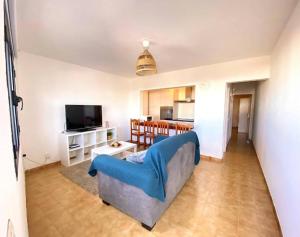 ein Wohnzimmer mit Sofa und Fernseher in der Unterkunft La Santa Azul in La Santa