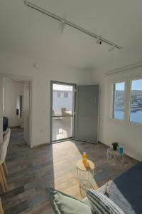 una sala de estar con un sofá y una mesa en Alos Seafront Gem - Loutra Seaview Escape, en Loutra