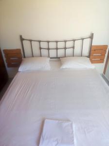 Giường trong phòng chung tại Two Palm Trees 1