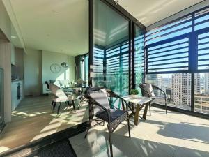 Mynd úr myndasafni af Stylish 1BR suite with City-view & Balcony í Sydney