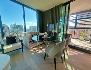 Setusvæði á Stylish 1BR suite with City-view & Balcony