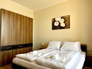 ポモリエにあるCosher - Gardenia Palace Apt 11 Free Parkingのベッドルーム1室(大型ベッド1台、白いシーツ、タオル付) +23枚の写真