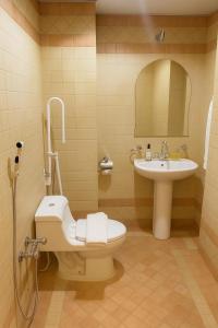 a bathroom with a toilet and a sink at اجنحة امجاد السلام طيبة in Medina +9 photos