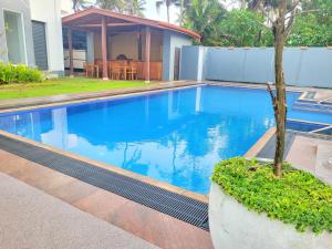 ein Pool mit blauem Wasser in einem Haus in der Unterkunft Canela Beach Resort and Villa in Ahangama