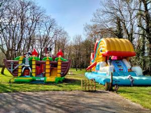 Foto dalla galleria di Camping paradis du Quinquis - MH 3 chambres a Clohars-Carnoët 1 altra foto