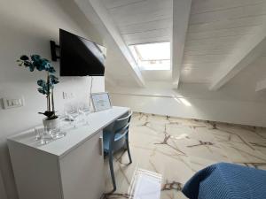 a room with a desk with a tv on top at Residenza Gargano in Tropea