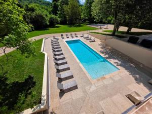 an overhead view of a swimming pool with lounge chairs and a swimming pool at L'appartement 1 by Vindihouses in Ressille