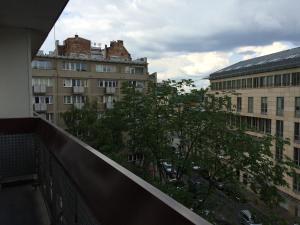 - un balcon avec des bâtiments offrant une vue sur la ville dans l'établissement Emerald Mokotowska 59, à Varsovie