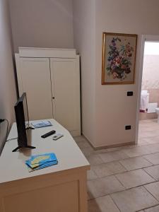 an office with a desk with a computer on it at Corte Crudili in Presicce +13 photos