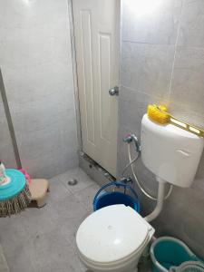 Koupelna v ubytování Aapka home