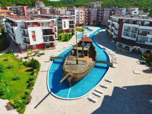 a model of a boat in the middle of a river at Yana Privilege apartment Elinite in Elenite
